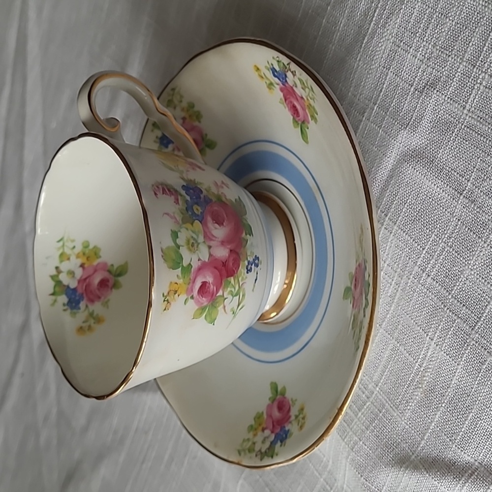 Royal Stafford teacup and saucer - Picture 2 of 6
